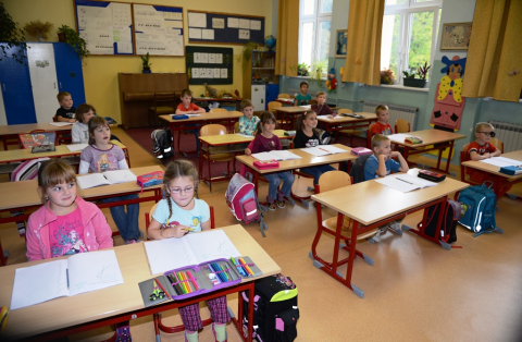 žáci 1. třídy převzali od hejtmana pamětní medaile